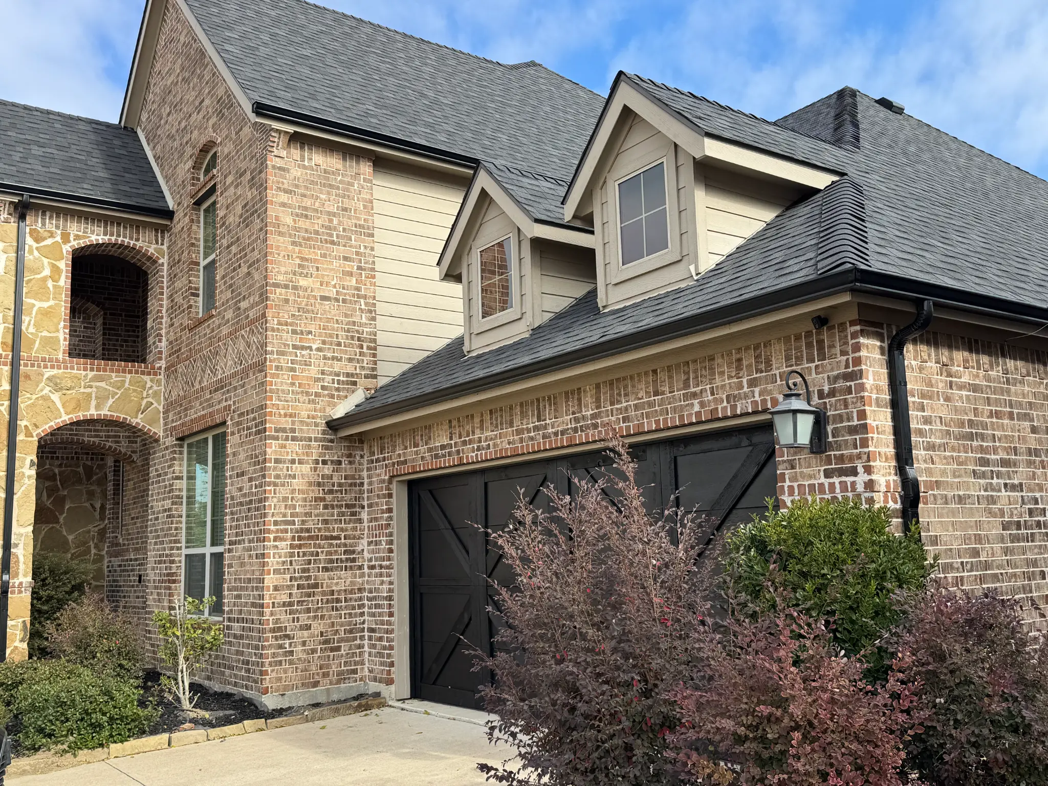 Beautiful custom home with mixed materials roof - Premium installation